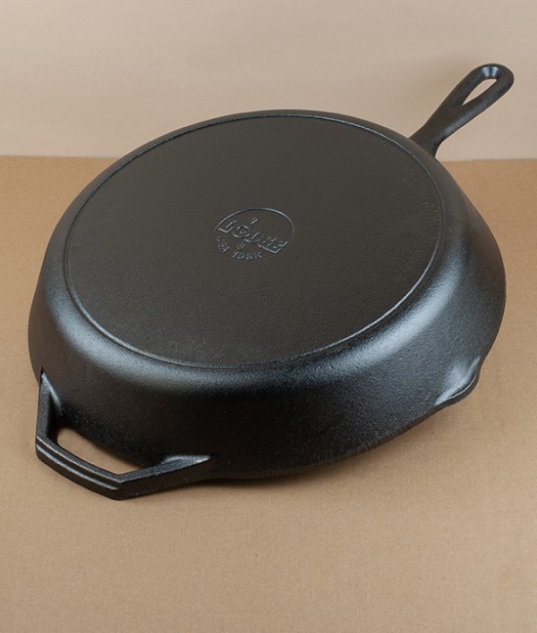 Lodge seasoned cast iron skillet, 12"