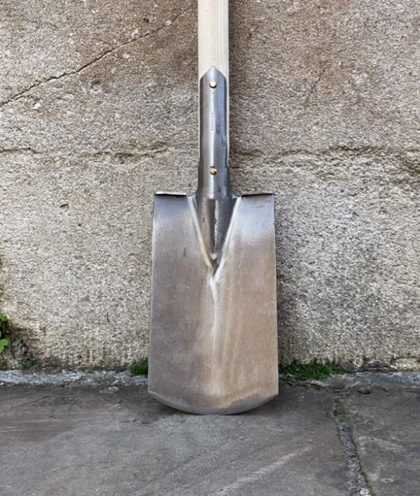 Sneeboer Hand-Forged Spade with Steps