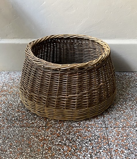 Worcestershire willow curvy Bredan / log basket