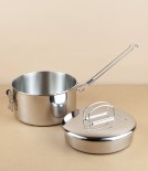 Lunch pot with internal tray and carry handle