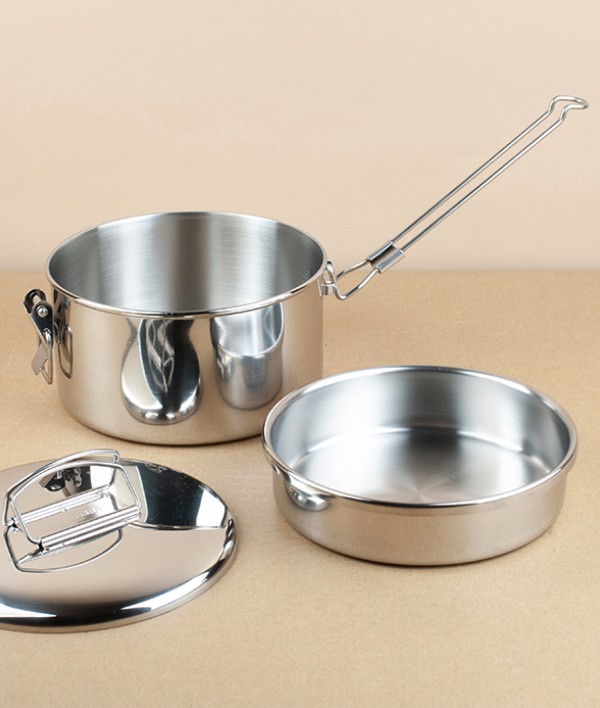 Lunch pot with internal tray and carry handle