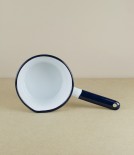 Red or white saucepans