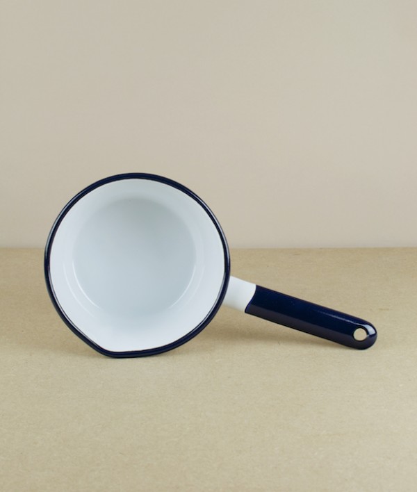 Red or white saucepans