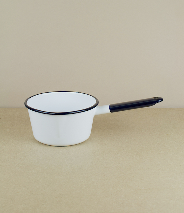 Red or white saucepans