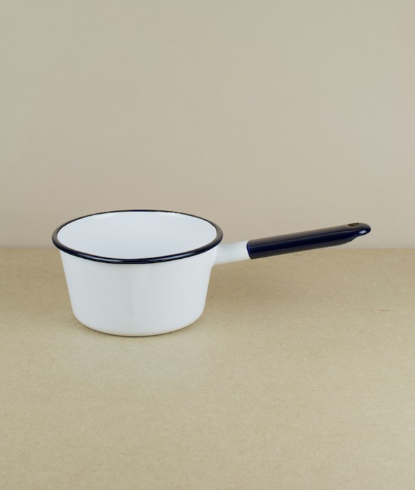 Red or white saucepans