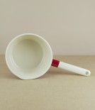 Red or white saucepans