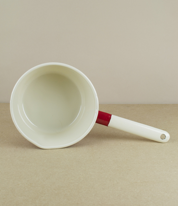 Red or white saucepans