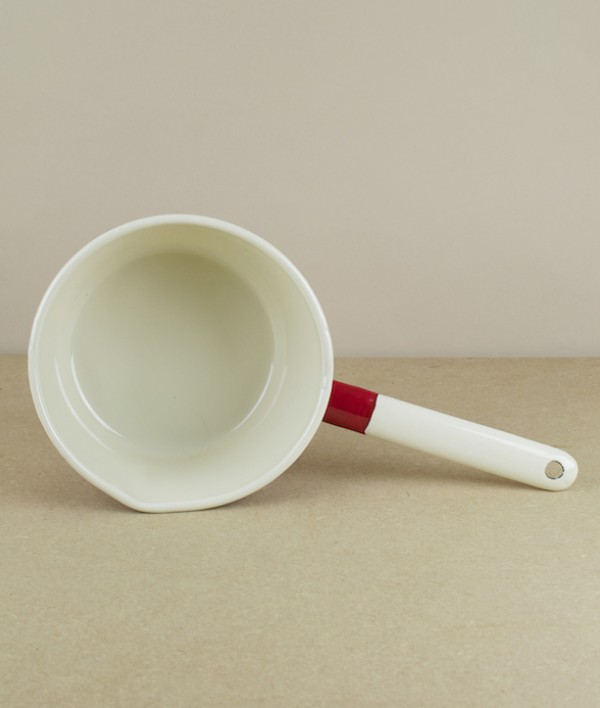 Red or white saucepans