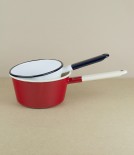Red or white saucepans