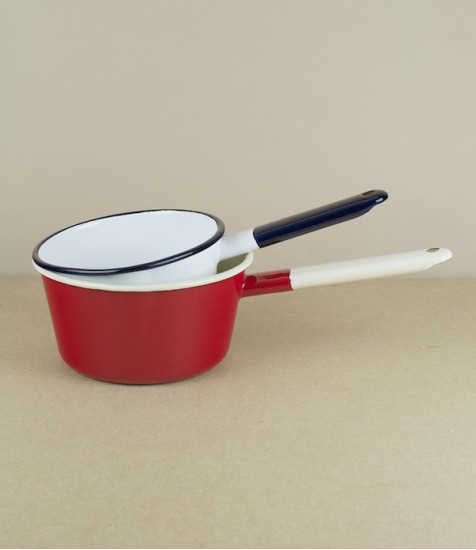 Red or white saucepans