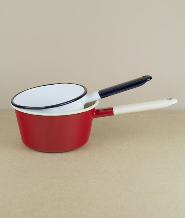 Red or white saucepans