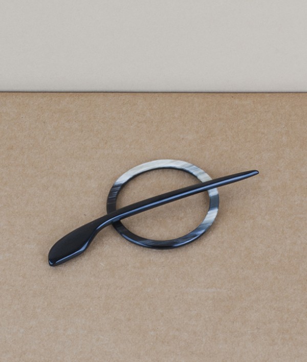 English hand-made natural horn scarf clip