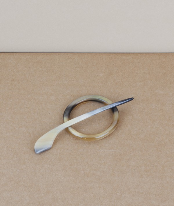 English hand-made natural horn scarf clip