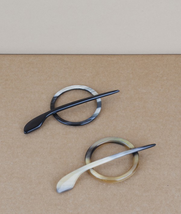 English hand-made natural horn scarf clip