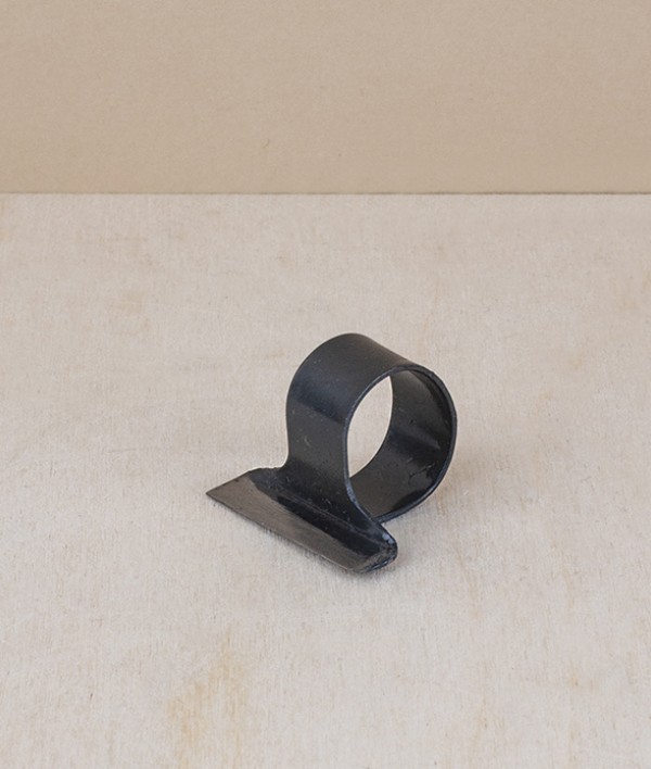 Japanese finger-mounted harvesting blade